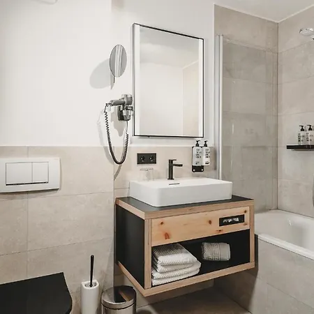 Hotel & Tiroler Buam 4*