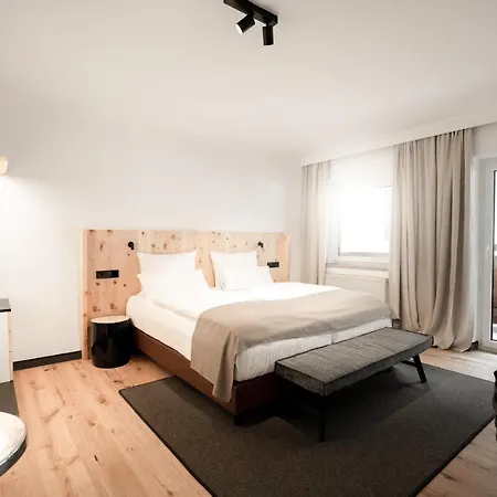 Hotel & Tiroler Buam