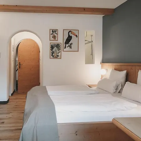 Hotel & Tiroler Buam