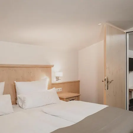 Hotel & Tiroler Buam 4*